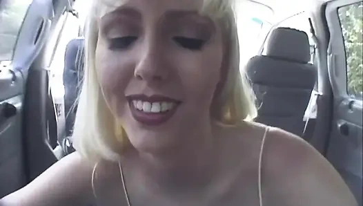 Порно-телочка с большими сиськами 90-х глотает грязную!