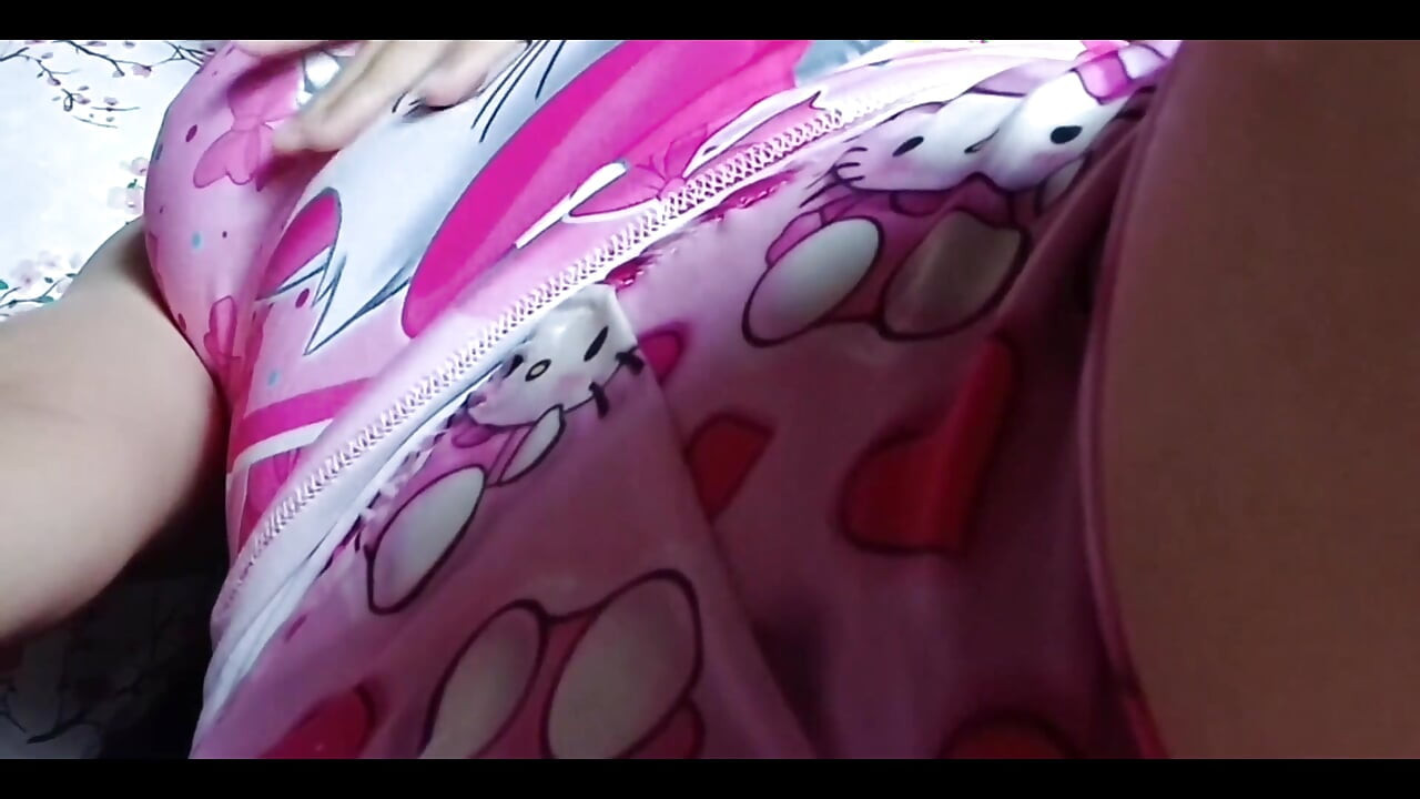 Studentin masturbiert mit ihren pinken shorts