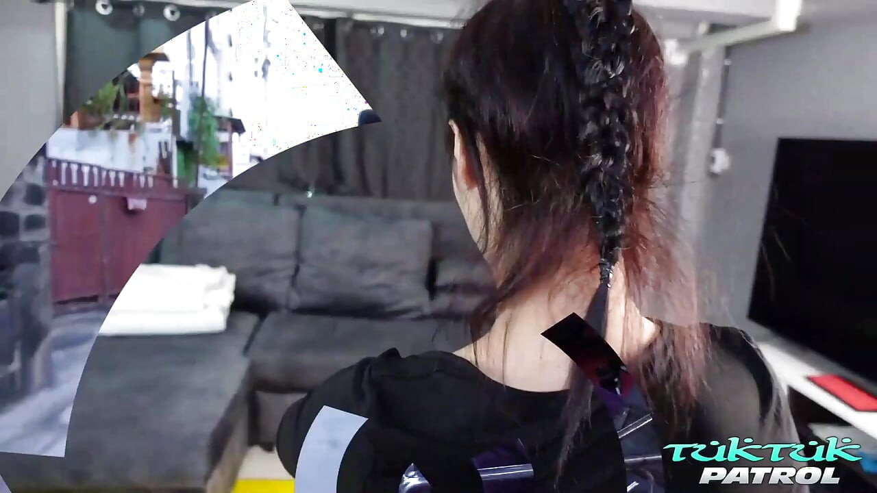 Tuktukpatrol, une beauté thaïlandaise à gros nichons se fait baiser avec une énorme éjaculation