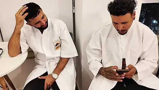 Dua saudara tiri fisioterapis meninju kontol kurcaci