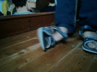Игра с обувью в сандалиях