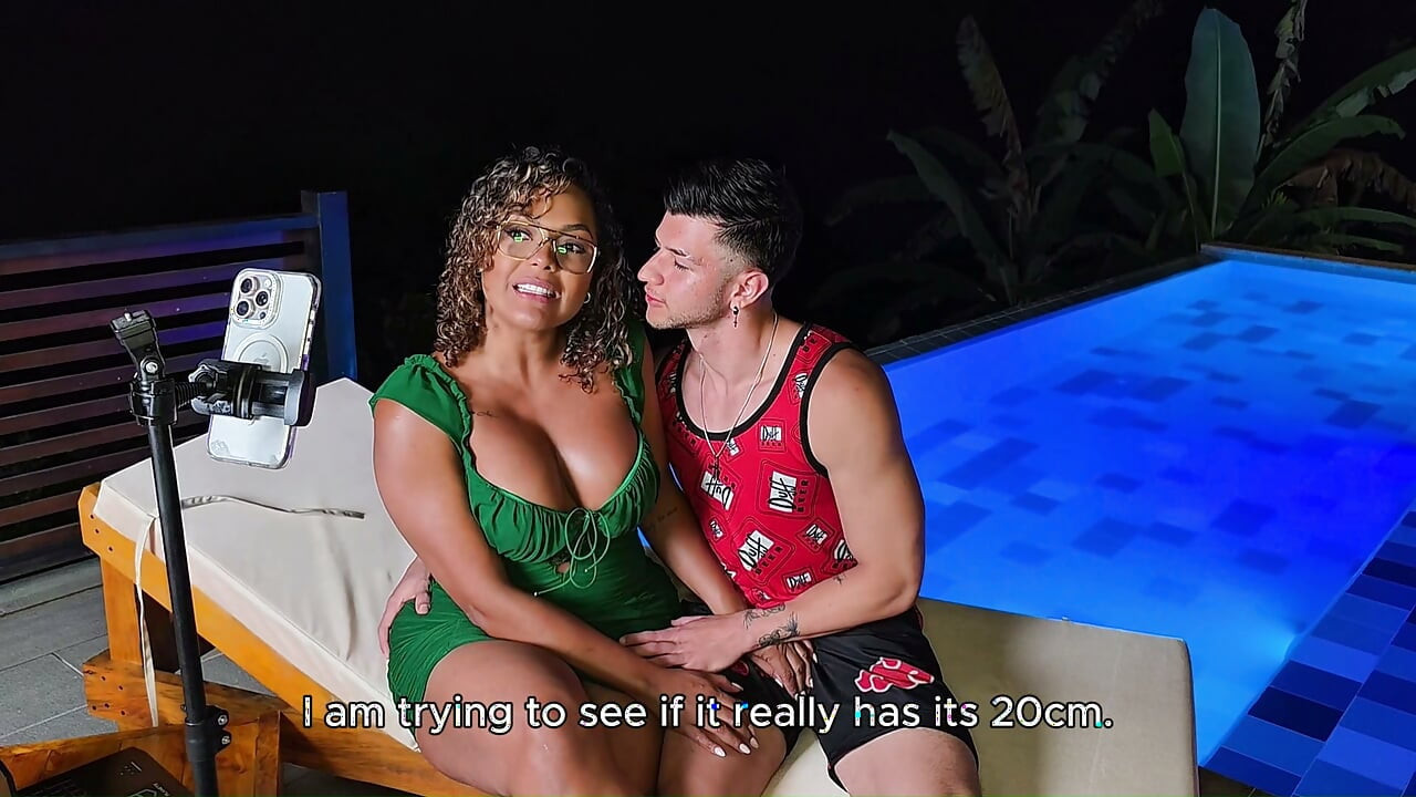 Busty ebony Latina MILF med stor rumpe knullet på podcast-settet
