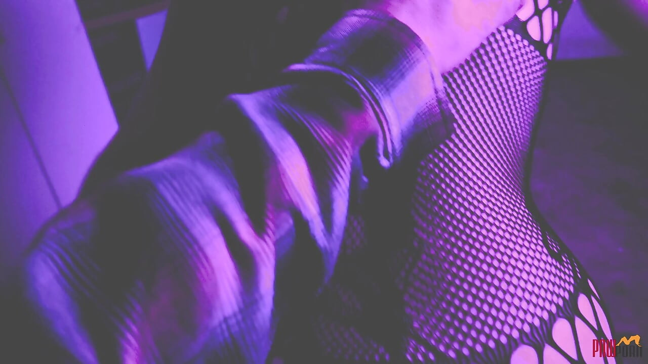 被困的荡妇被推到脱衣并吮吸俘虏