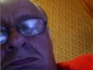 Bunicul a lovit pe camera web