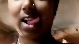 Tamilska gorąca ciocia pokazuje swoje gorące ciało w rozmowie wideo imo