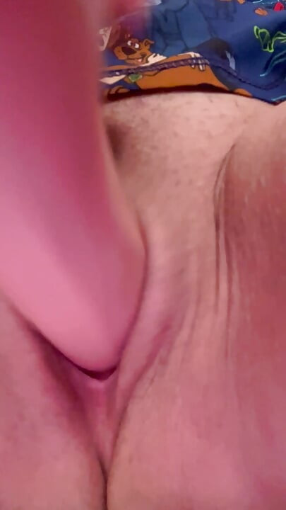 Kijk hoe het in en uit poesje glijdt