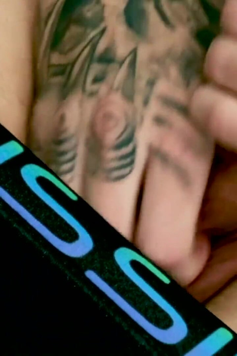 Thomas si cowok sange lagi asik ngocok dan ngocok kontolnya sampai muncrat!
