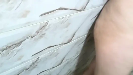 Арабка занимается сексом в туалете