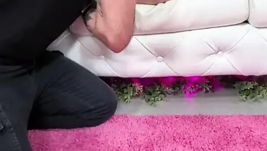 Рот Dolly Paige забрызгивают теплым золотистым душем!