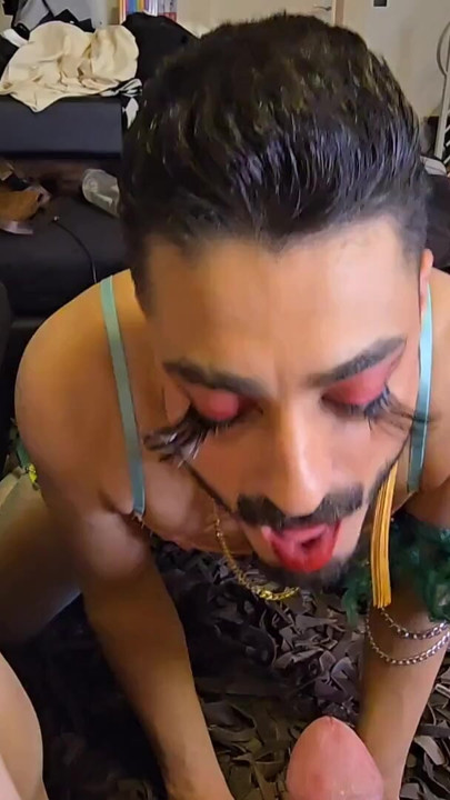 Üvey baba model kadın oğlan dans ederken oral seks yapıyor ve dölle sikişiyor | Klip 1