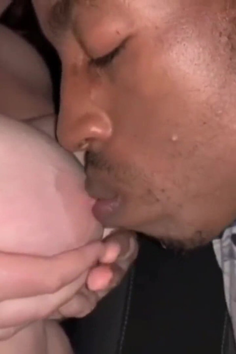 YoungEnglishBBW BBC Nata4sex lambendo chupando meus mamilos duros