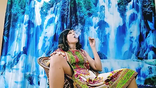 Tante seksi ini suka dientot habis-habisan sampai dalam banget