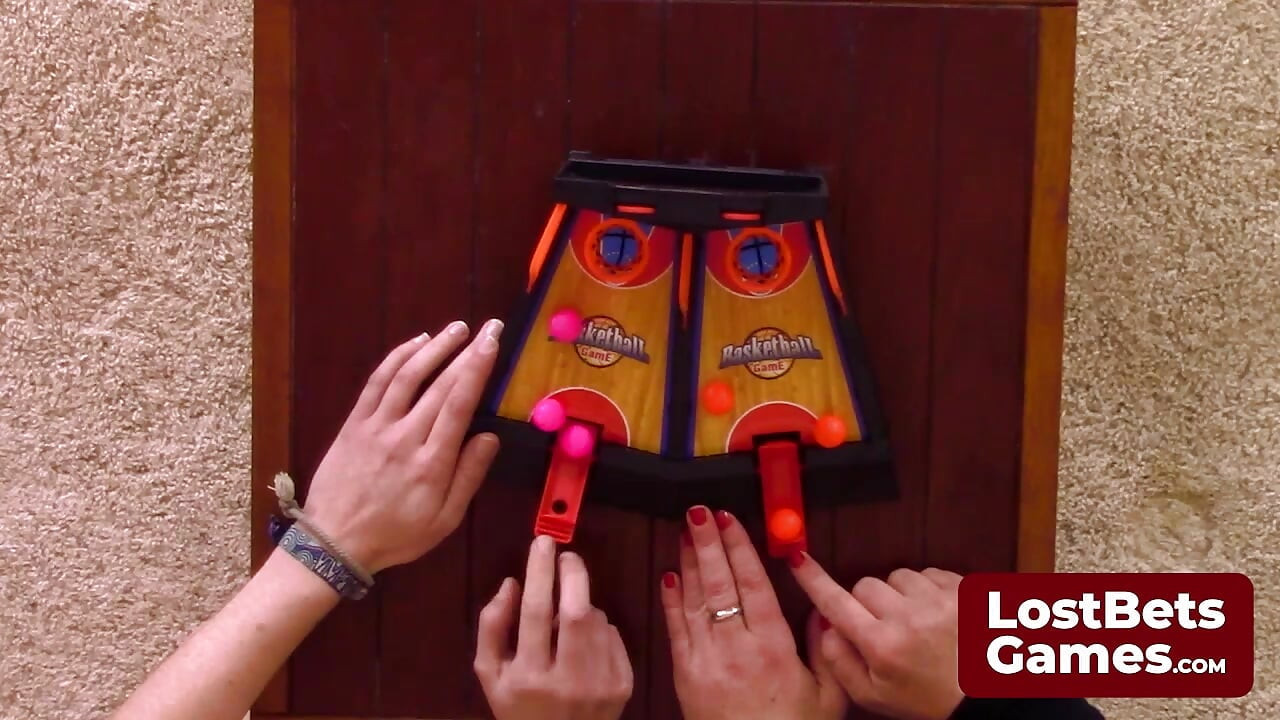 Strip Basketball Flippies kahden kiimaisen lesbobeibin kanssa