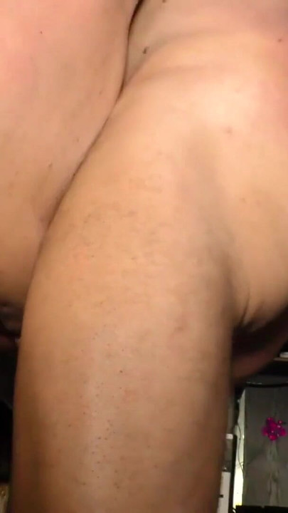 Detik meleleh dari "Gerda mati notgeile 50+ bumst dalam der Bar mit Ihrem Lover"