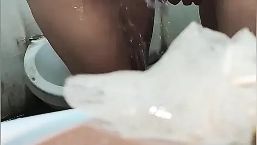 Nakikiligo nalang tirahin pa ako.