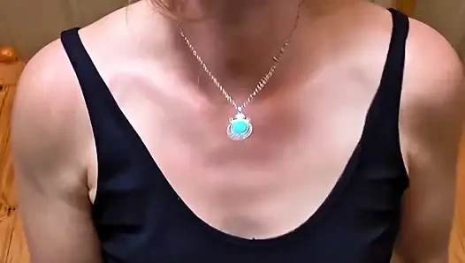 Kızıl saçlı tanrıça çok edepsizce konuşurken yüzüne osuruyor