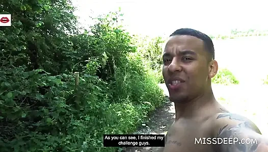 habis-habisan sama pria antar ras sampai mengerang keenakan