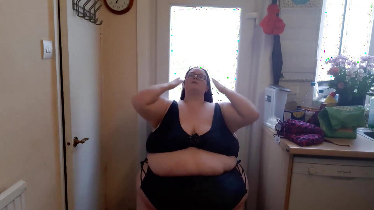 SSBBW probiert neuen bikinis fetten baucharsch an