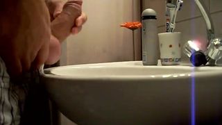 Ik masturbeer in mijn badkamer