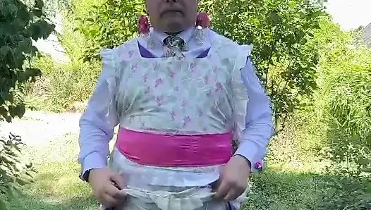 Bahçıvanın kıyafetleriyle kendine işiyor