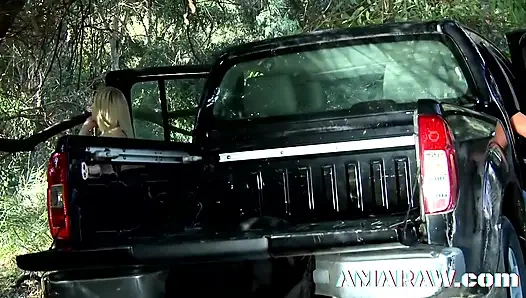 Sarışın sürtük Jessica Jensen açık havada araba ile domaltılıyor