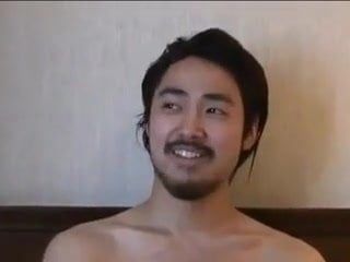 Японская бородач мастурбирует