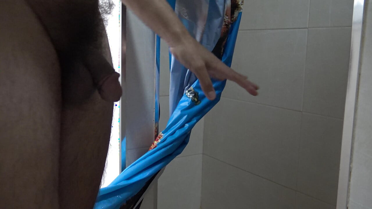 الكلبة العربية تخبره أن يغسل قضيبه القذر قبل أن يمارس الجنس