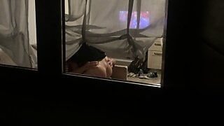 Voyeur przyłapał parę na seksie przez okno - szpiegowaniem sąsiada