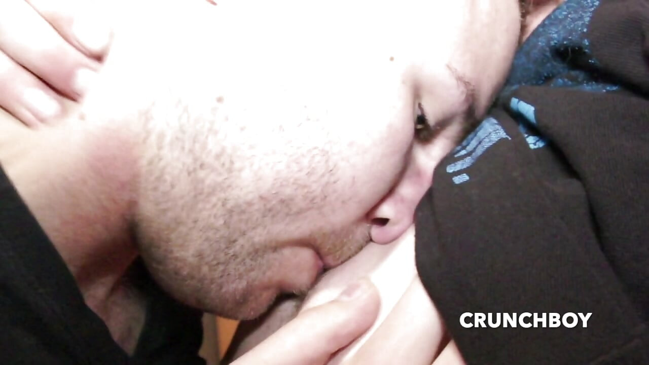 Gay dikongkek tanpa kondom oleh kawan aslinya 22 tahun dan pancut ke dalam pantatnya