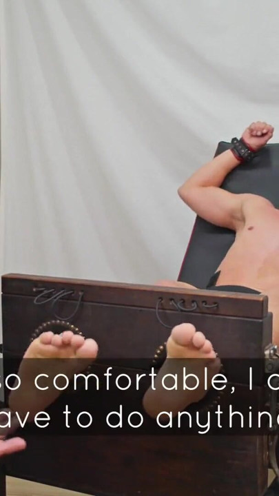 PSMTickling - коледж Jock Arley стикається з максимальним випробуванням лоскоту ноги замкнені в запасах | Кліп 1