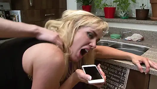 Tante pantat bahenol dientot habis-habisan dan dicrot di dalam di dapur