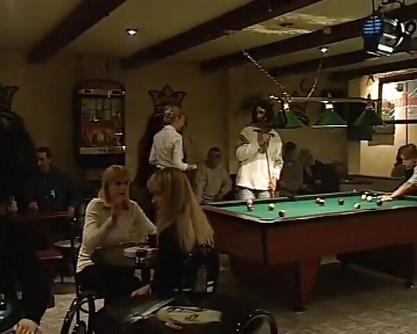 UNA TROIA PER AMICA escena 01 con dos zorras folladas en el bar