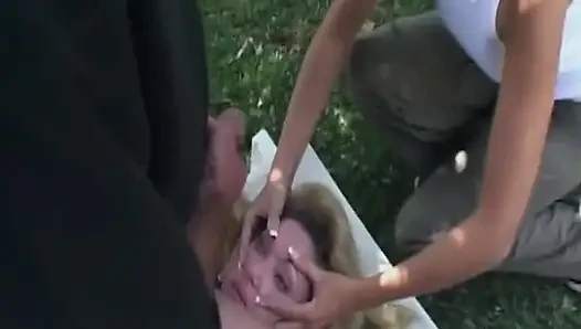 Olgun sarışın orta yaşlı seksi kadın ateşli yüze boşalma için büyük yarak emiyor