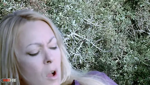 İspanyol orta yaşlı seksi kadın Tamara Dix ile kamyonette yumrukla sikişiyor ve sodomsi