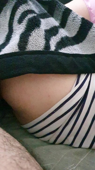 La main de son beau-fils se glisse dans la culotte de sa belle-mère, ce qui la fait squirter