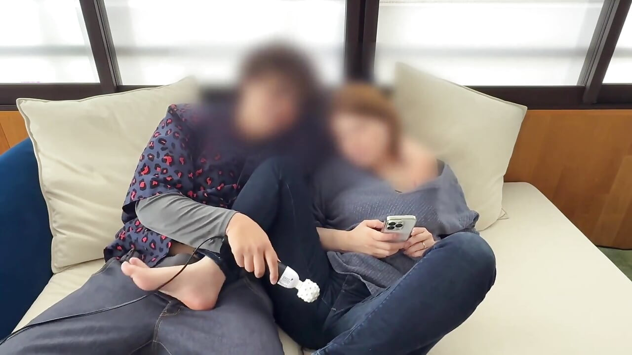 Verheiratete Frau, gequält mit einem Vibrator auf dem Sofa