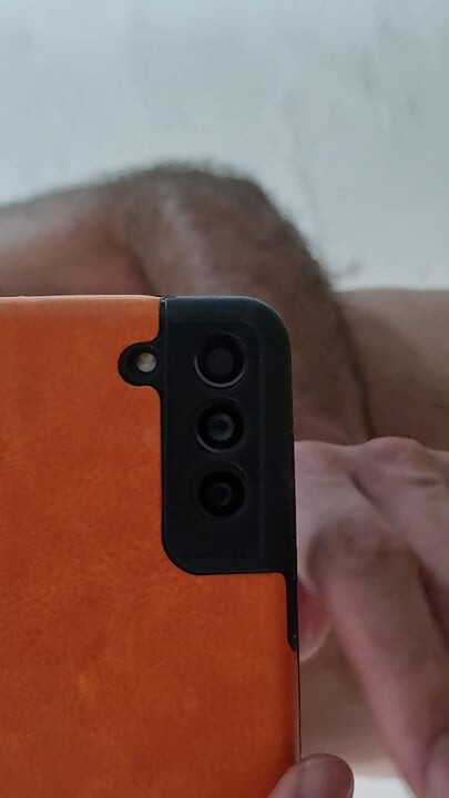 ビーチでの一日で日焼けした毛むくじゃら