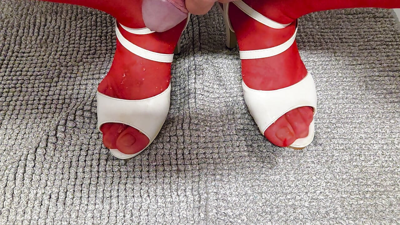 Ich pisse auf meine weißen sandalen und roten strümpfe