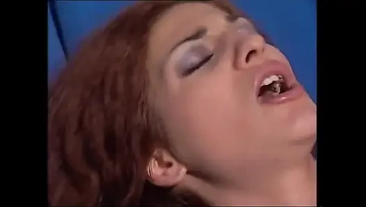 Azgın orta yaşlı seksi kadın biri izlerken sikiliyor