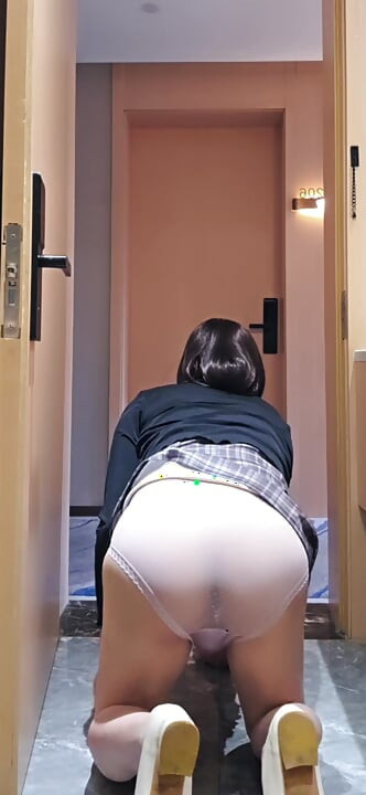 쉬멜 팅수안은 호텔 방 문을 열고 자위했다.
