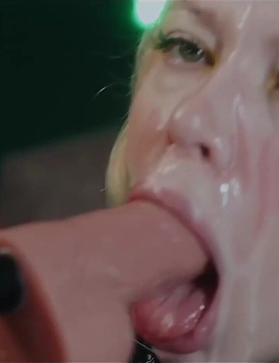 She Loves It When Someone Fucks Her Mouth