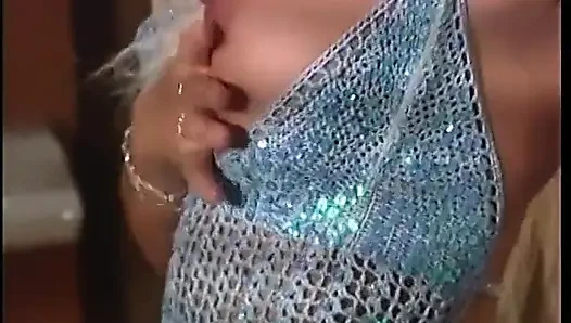 Cewek seksi rambut pirang dientot gaya doggy