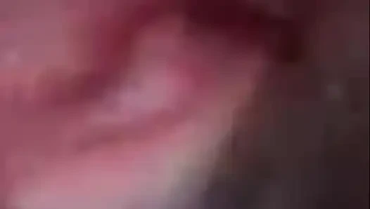 Азиатская девушка демонстрирует свою киску и большую грудь