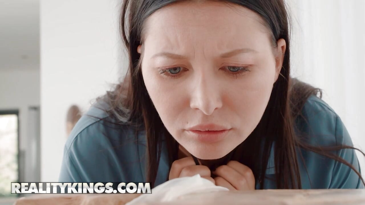 REALITY KINGS - Η σέξι Milf Anna Polina βρίσκει ένα χρησιμοποιημένο προφυλακτικό και στη συνέχεια δείχνει στον άντρα της σε ποιον ανήκει ο πούτσος του