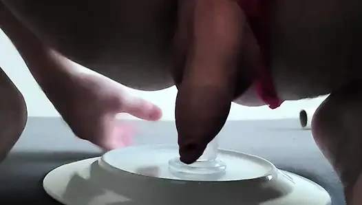 Tangalı seksi genç adam yapay penisiyle eğleniyor