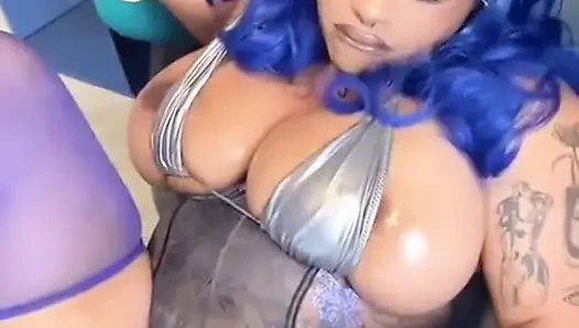 Ebenholz, vollbusige testet ein neues spielzeug und reibt ihre muschi