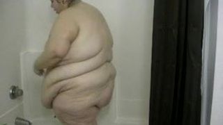 Sexy grossa bella donna sotto la doccia