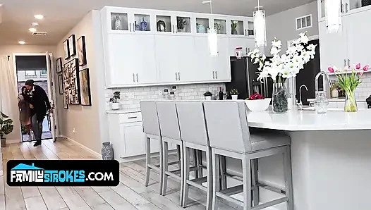 İri göğüslü esmer üvey kız kardeş Vanessa Moon azgın üvey kardeşin yüzüne boşalıyor