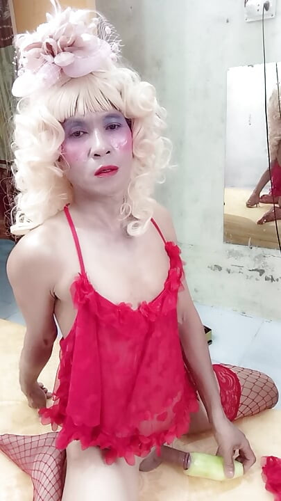 Oanh Le transgender nosí sugestivní oblečení, aby si hrála s plechovky a předstírá, že je příliš šťastná