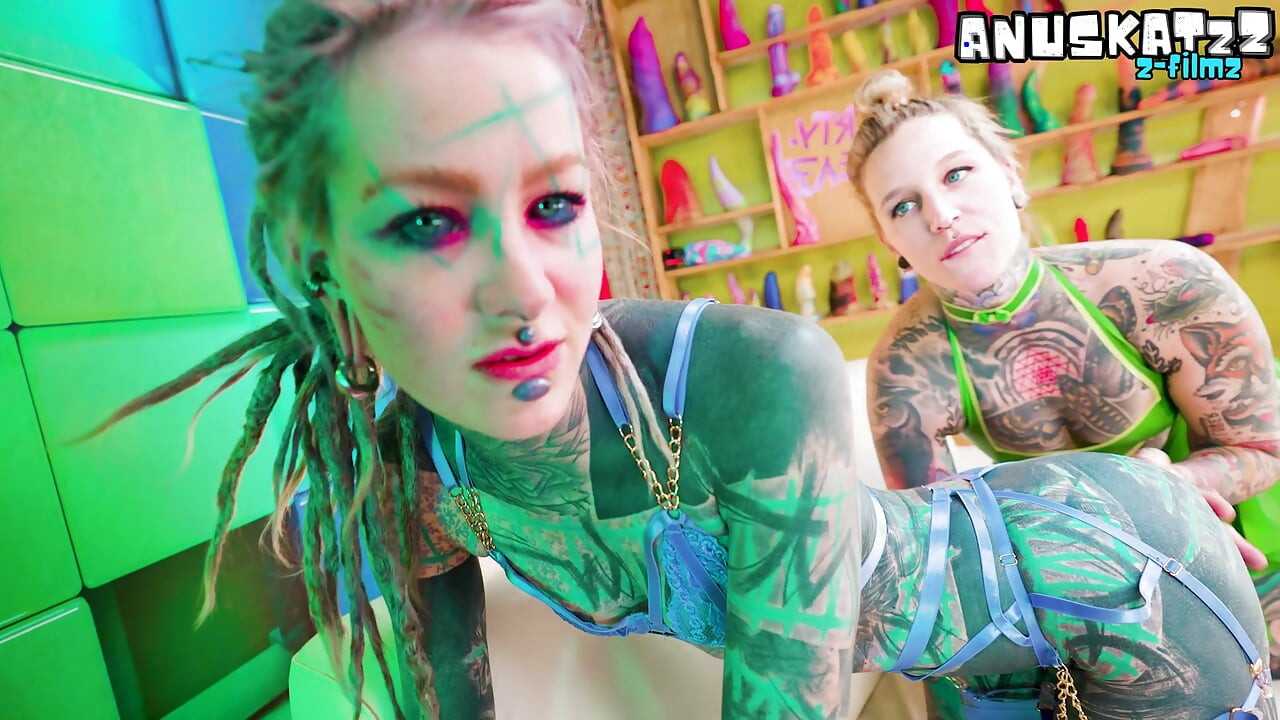 Alt des mignonnes tatouées en latex, baise lesbienne avec gode ceinture et dirty talk allemand